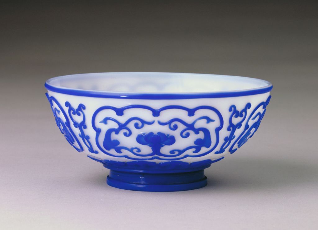 图片[1]-Qianlong style white set blue glass bowl with lotus pattern and tangled branches-China Archive